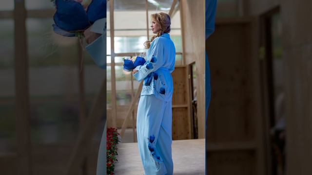 Эксклюзивный костюм в ручной отрисовке "Синие маки". Образ для выставки Россия #дизайнерскаяодежда
