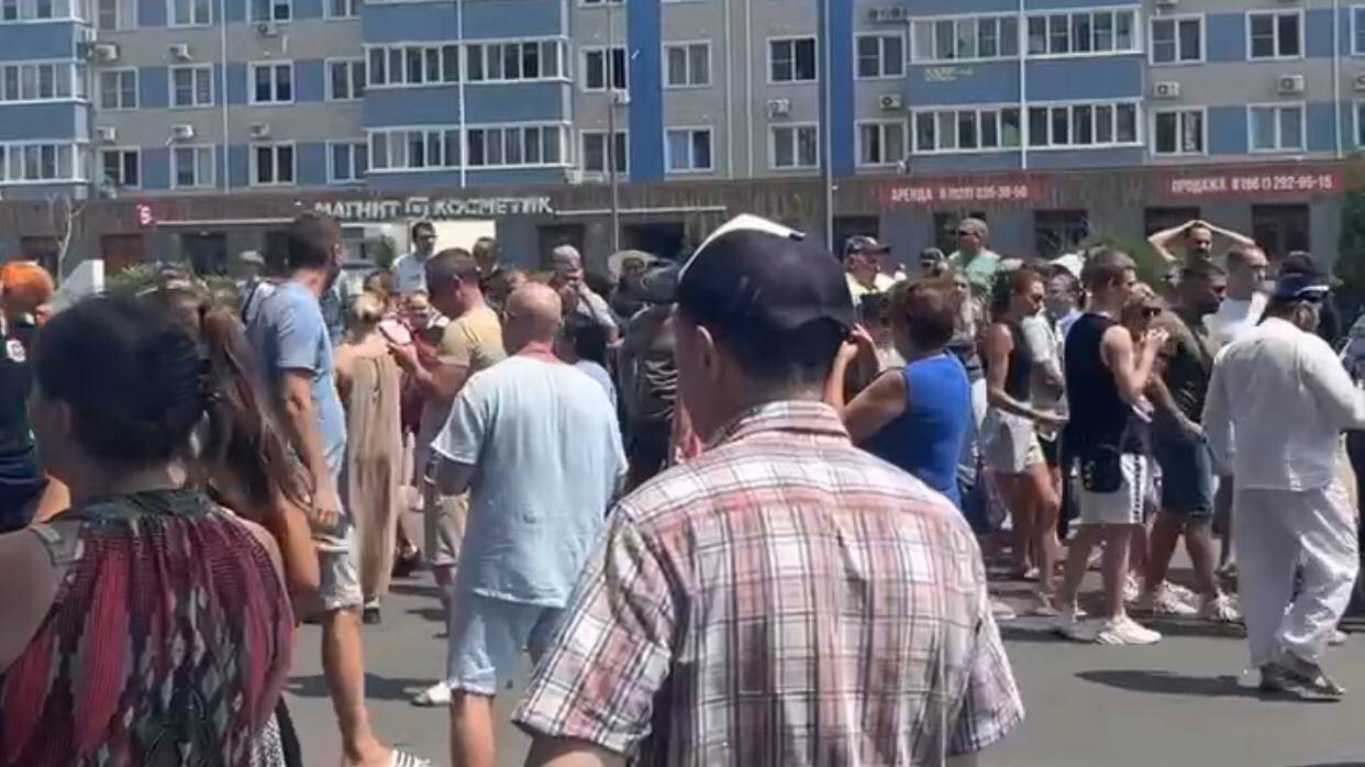 Блэкаут: жителям в районе улицы Краеведа Соловьева в Краснодаре подвезли воду
