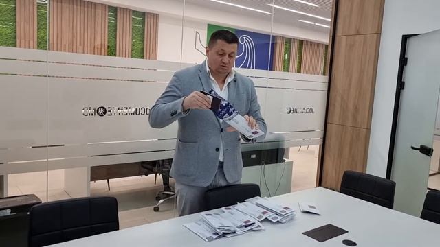 Румынские паспорта реальных людей в офисе Documente.md