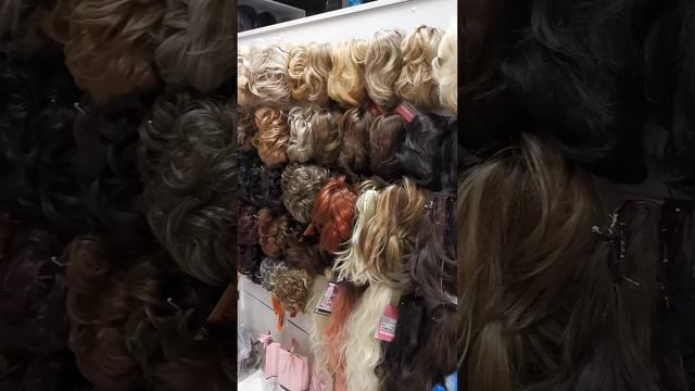 Стенд с резиночками из волос в магазине Домик Принцессы