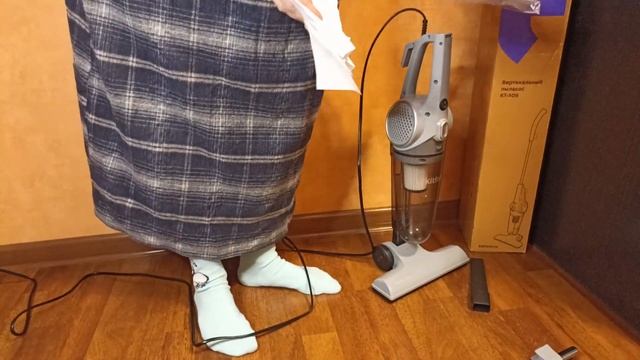Поднимаю папку и бумагу с пола пылесом Kitfort kt-509. Мощный, компактный