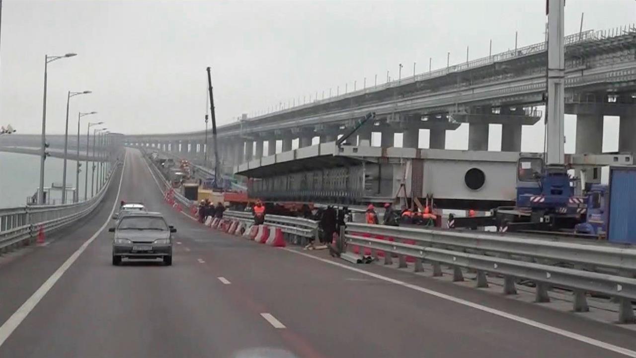 На Крымском мосту приступили к установке четвертог...ьного пролета левой стороны автомобильной части