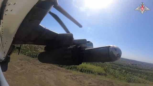 💥 Экипаж вертолета Ка-52М уничтожил живую силу ВСУ. Удар наносился неуправляемыми авиационными раке