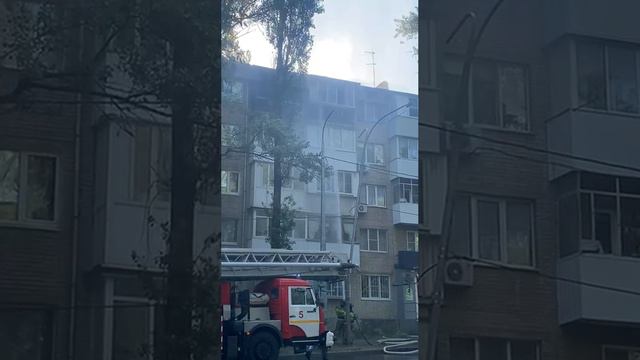 В 11 доме по улице Оганова горит балкон в пятиэтажке.
