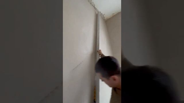 Механизированная штукатурка стен Сочи . Проверка плоскости 3х метр правилом Качество требует ВРЕМЕН