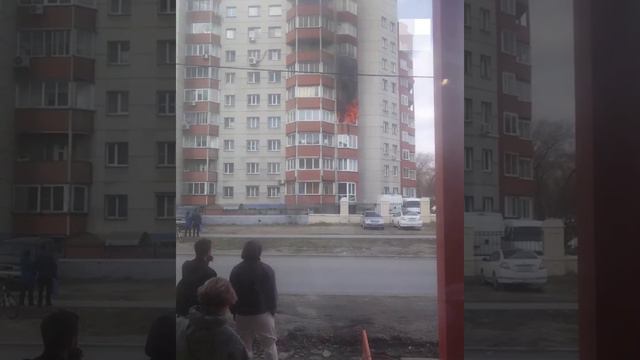 В многоэтажке на Ленинградской, 101/1 вспыхнула квартира. По словам очевидицы, пожарные пытаются