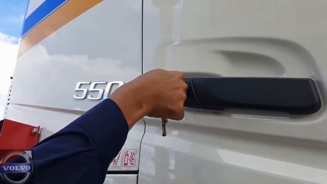 Review Volvo Truck FH16 550HP, Interior Truck Mewah