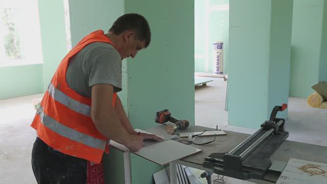 Сахалинская область продолжает ремонт в пищеблоке Шахтерской школы № 18