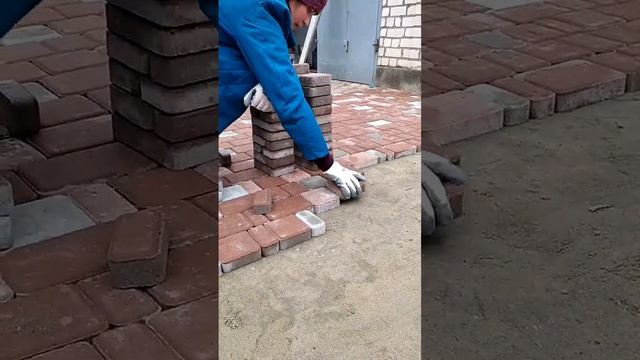 Укладка тротуарной плитки брусчатки старый город Laying paving tiles