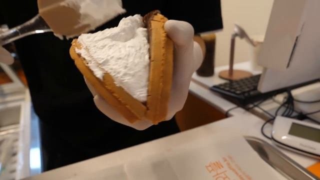다양한 토핑과 크림 가득한 와플 / Waffles filled with various toppings and cream - Korean street food