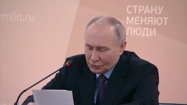 Владимир Путин назвал действия для ответа на внешние вызовы