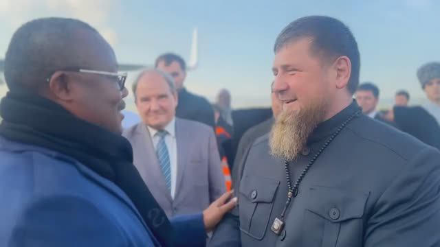 Президент Гвинеи-Бисау Умару Сисоку Эмбало прибыл в Чечню, в аэропорту его встретил Кадыров.
