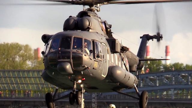 Вертолет Ми-8АМТ-1  посадка и взлет - (Фрунзенская набережная)
