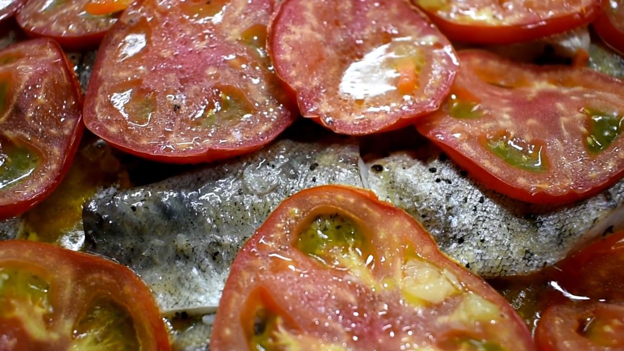 Минтай в духовке с овощами
