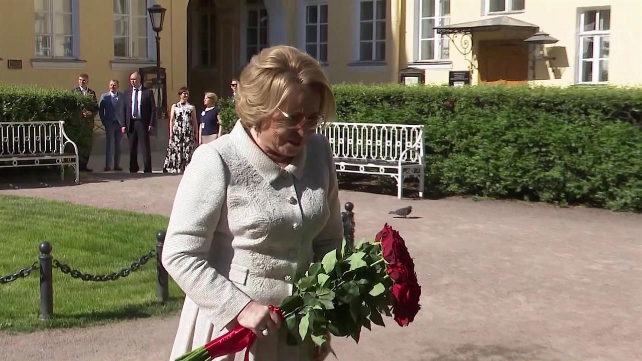 Валентина Матвиенко возложила цветы к памятнику А.С. Пушкину в Санкт-Петербурге