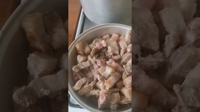 Пюре, поджаренная грудинка, и вкусная домашняя икра из кобачков.