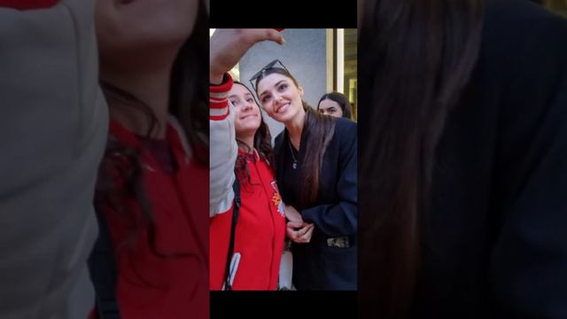 подборка фотографий Ханде Эрчел с её сестрой 💗💗💗💗