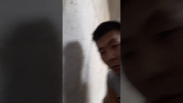 Клеем плитку стены в подъезде 1