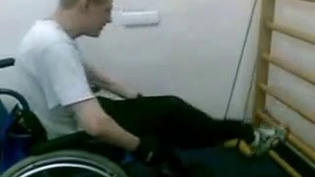 Как накачать ноги на инвалидной коляске две одноврименно