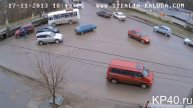 Беспредел. Два мужика бьют женщину на дороге.