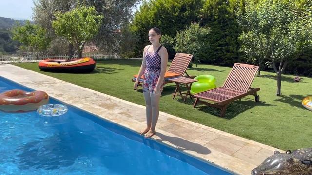 MELİKE HAVUZA ATLAMA ŞEKİLLERİNİ TEST ETTİ! (İmkansız Atlayış)