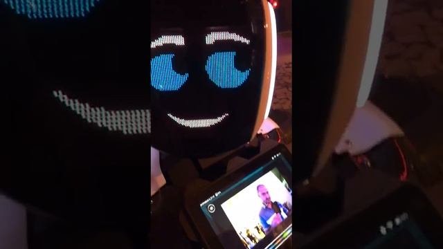 ПОБЛИЖЕ ПОДОЙДИ К РОБОТУ, ЕСЛИ НЕ СТРАШНО!