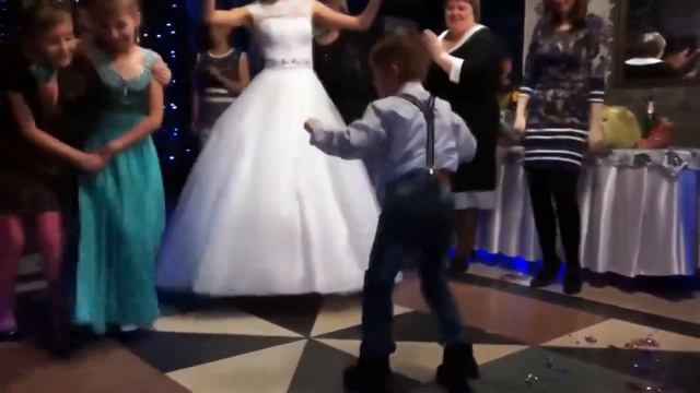 Мальчик на свадьбе. Смешное видео