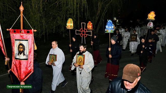 Астраханский кремль наполняется радостью, когда православную Пасху празднуют тысячи людей