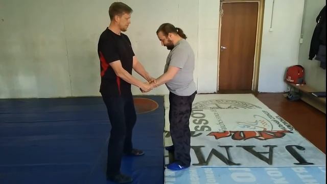 Освобождение от захвата руки
