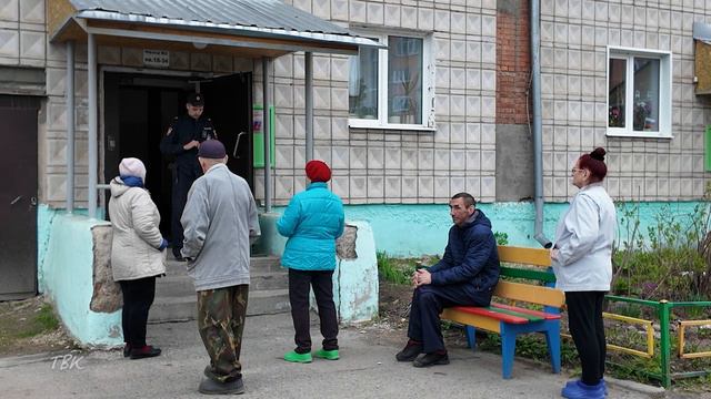 Труп мужчины обнаружили полицейские в доме № 6 в микрорайоне Геолог после жалоб жильцов