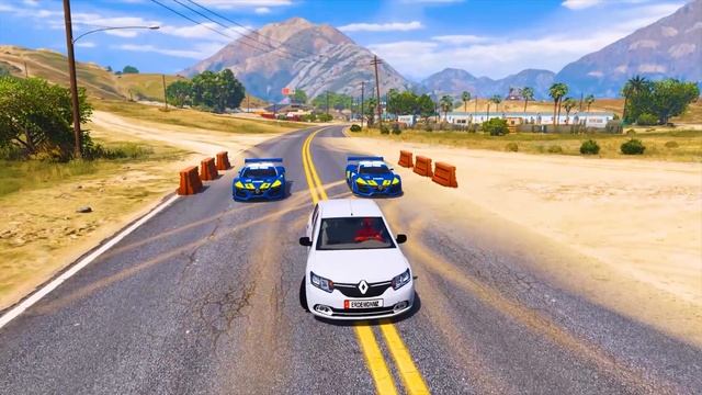 Renault Ailesi Arabalar Polisten Kaçıyor - GTA 5