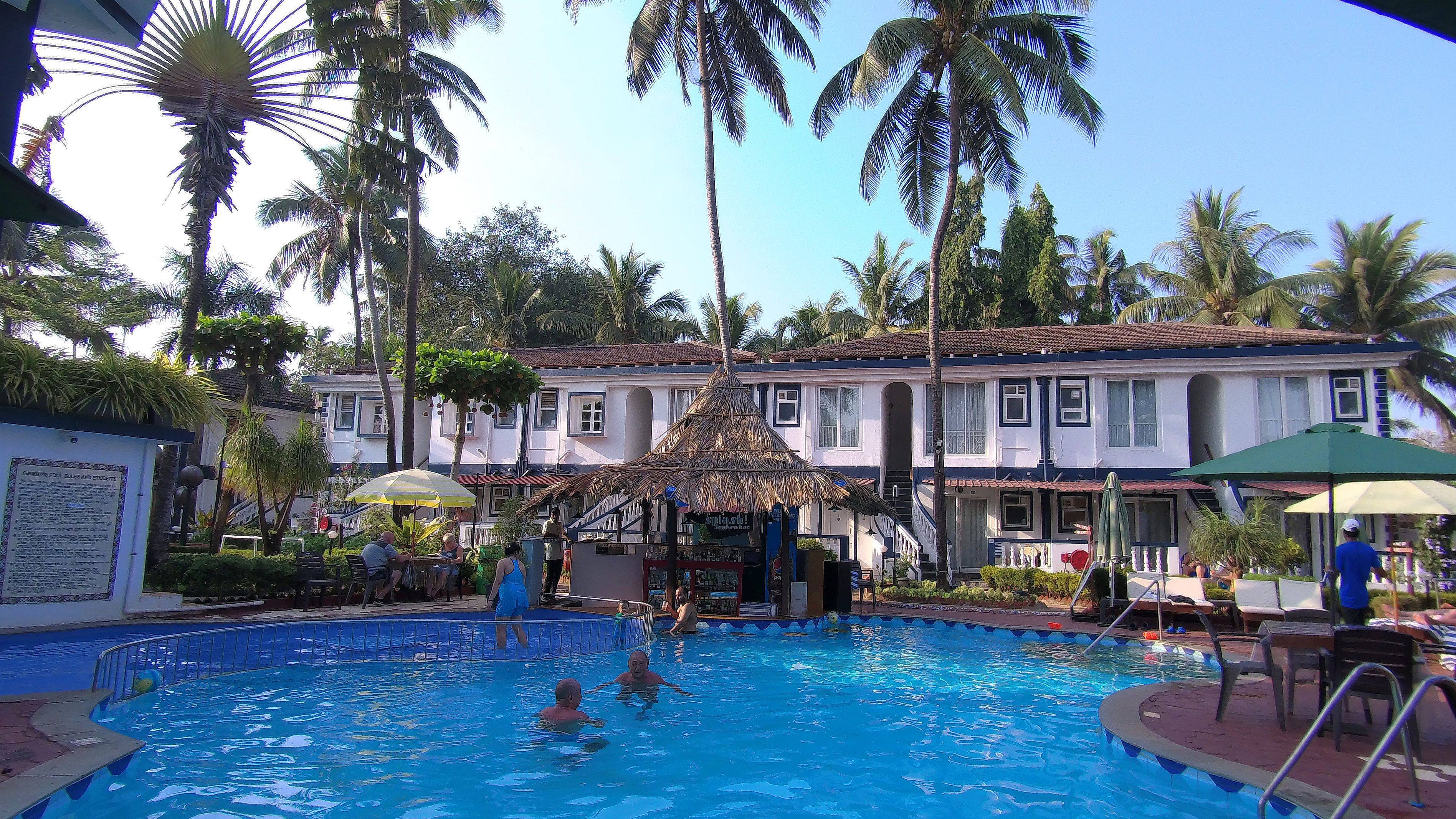 ГОА-24г. Отель "Santana Beach Resort". Первый раз идём в бассейн отеля. Красивая территория отеля.