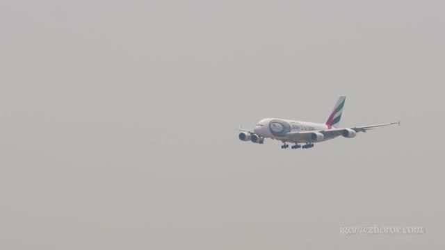 Эйрбас А380 авиакомпании Эмирейтс приземляется в аэропорту Бангкока.