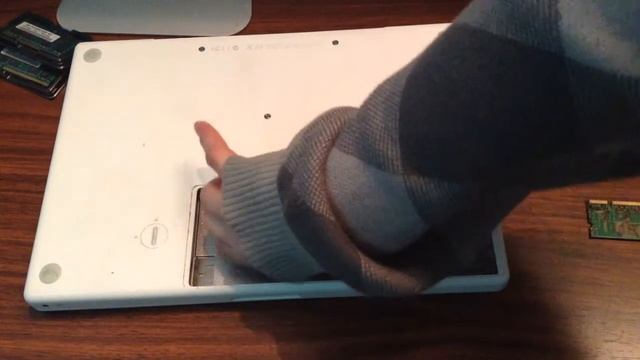 MacBook Black & White pre-Unibody Memory (RAM) Upgrade Tutorial