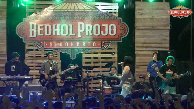 Secangkir Kustik feat Damara De - Full Senyum Sayang (Live at Festival Bedhol Projo Sidokarto)