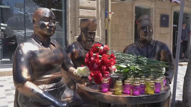 🙏⚡У мемориала трех религий в Дербенте люди устроили стихийный мемориал в память об отце Николае