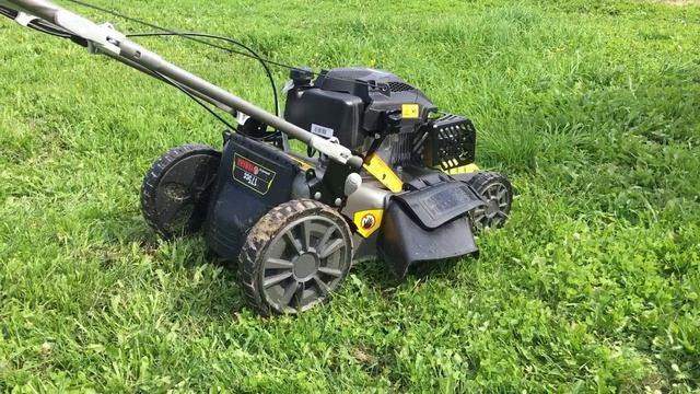 газонокосилка Ryobi RLM46175Y в работе