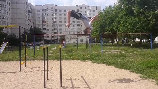 САЛЬТО НАЗАД С ТУРНИКА! ПАРЕНЬ КРАСАВА ЖЖЕТ НЕ ПО ДЕТСКИ! КОНЦОВКА ВООБЩЕ УЛЕТ!)
