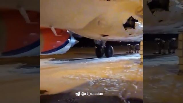 Самолёт Air Serbia взлетел с дырой в фюзеляже, после того как задел на взлётно-посадочной полосе све