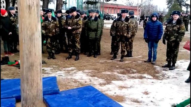 Боец залез на столб без страховки.Спортивный праздник .23 февраля
