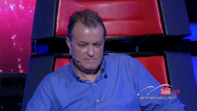 Ինչպես է Եվա Ռիվասը ոտքով խփում մրցավարական կոճակին