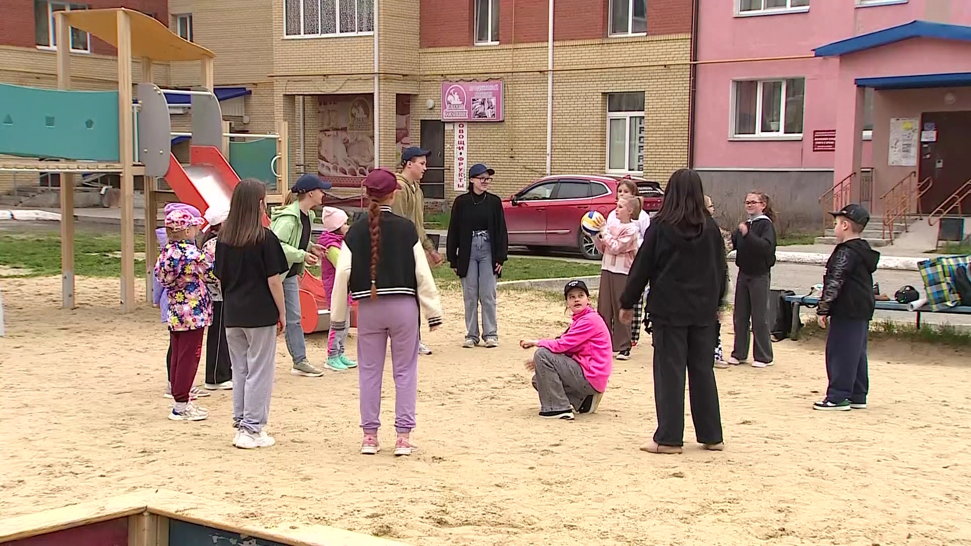 Во дворах Советского для детей проводят игровые программы