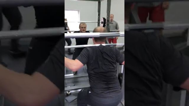 Приседания с штангой.