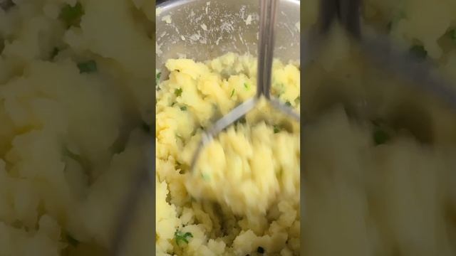 Готовим косички с фаршем и картошкой .