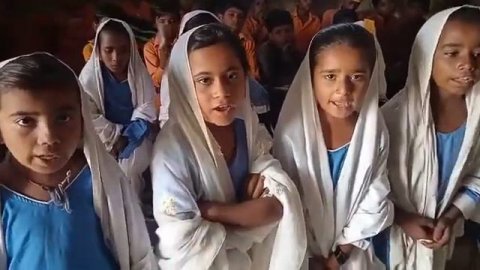 Children Present a English Song