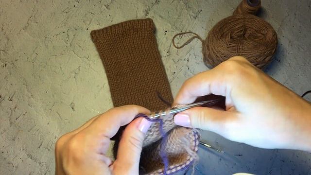 Мастеркласс. Как связать простую двухслойную повязку спицами с декоративным узлом