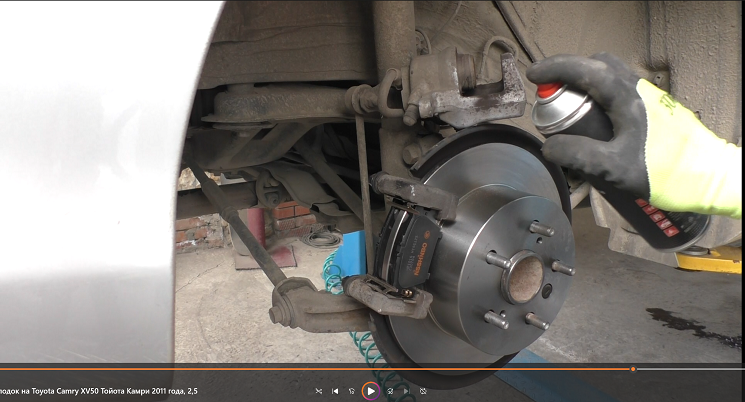 Замена задних тормозных дисков и колодок на Toyota Camry XV50 Тойота Камри 2011 года, 2,5