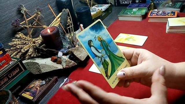 ПОГАДАЕМ  ЧТО ОНОНА ХОЧЕТ СДЕЛАТЬ ПО ОТНОШЕНИЮ К ТЕБЕ. ОБЩИЙ РАСКЛАД ТАРО.