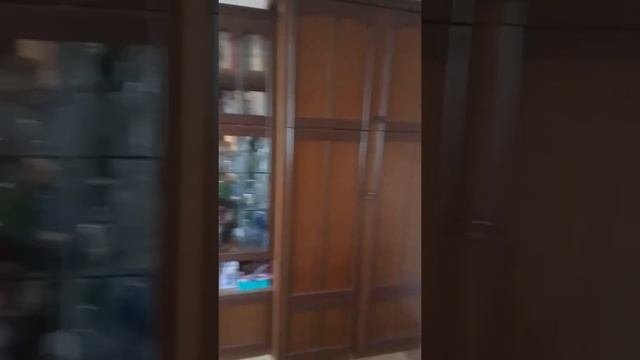 Обновление старой мебели  секции  резьбой по дереву  -  вид до обновления.
