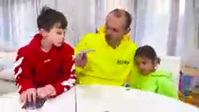Мисс Кэти и Макс играют  с папой в лотерею